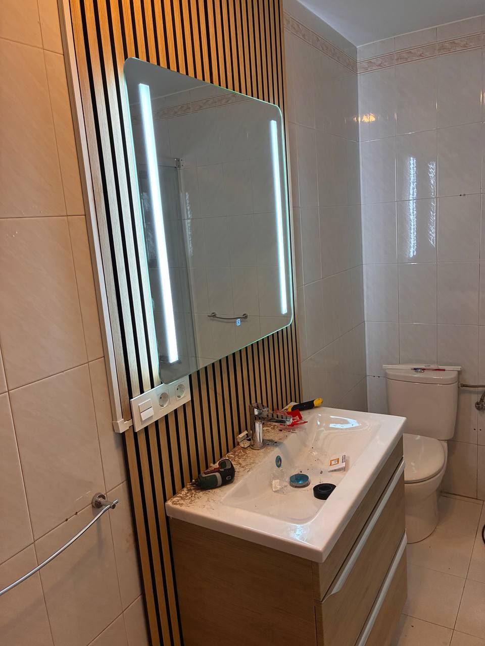 Reforma de baño, con mueble, espejo y panel de madera